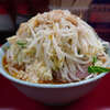 ラーメン二郎 中山駅前店 - "灼熱ラーメン ツナたま FIRE FIRE" 辛さ控えめ。突発的無料トッピングの "ガリ" の酸味成分が本来の辛さを柔らかく中和。辛味と酸味で酸辣湯麺。デフォルトのキレのあるスープをさらにスーパードライに尖らせてくれる感じ。結果的に絶妙に丁度良い辛さでぐび呑み完飲。