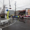 通学団登校初日は雨