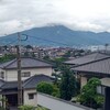 現場からみえる皿倉山の山頂には雨雲が