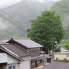 時折大粒の雨が降りました。