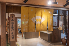 上越市でNHK朝ドラ「風、薫る」で使用した小道具展示　女学校やあめ屋の看板など