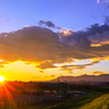 夕日で浮かび出る赤城山と夕日に染まる上空の雲