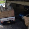 軽トラックの木材は、スタッフが処分に走り、