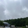 雨で撤退もあり、空には夏の雲