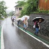 登校の風景：激しい雨の中