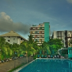 「サムイ　ベルティカラー　ホテル（Samui VertiColor　Hotel）」～サムイ　チャウエンビーチで、カラフルで目立つリーズナブルなホテル！！