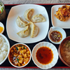 札幌の市場で絶品餃子定食に出会った！「朝から中華 まんふく」に辿り着いた先の至福
