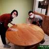 １２３７、【山桜の丸いテーブルをお届けのお話】お届けの前に、お客様にもオイルメンテナンスをご体験して頂きました。一枚板と木の家具の専門店エムズファニチャーです。