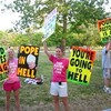 イラクで戦死した米兵の葬儀で「天罰だ」と騒ぐ子どもたち
