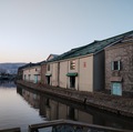 日中の小樽運河とノスタルジックな街並み