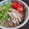 蕎麦道楽日記～サラダチキンのせ冷やしぶっかけそば(そばは手打ちで冷凍)