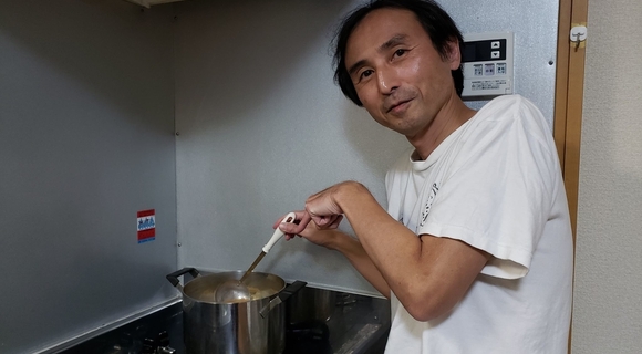 うま味調味料、既製品OK、レシピ無視 ラクで美味いを追求した『意識の低い自炊のすすめ』著者中川淳一郎さんが約20年かけて考案した自炊7箇条 うま味調味料、既製品OK、レシピ無視 ラクで美味いを追求した『意識の低い自炊のすすめ』著者中川淳一郎さんが約20年かけて考案した自炊7箇条