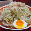 ラーメン二郎 上野毛店 - 上野毛クリスマス2デイズ。ゆで卵と言う最高のクリスマスプレゼントに大感謝。卵が入ることによって、ホワイトアンドイエロークリスマス。赤と白の大丼はクリスマスカラー。キャベツの緑と醤油の茶色はもみの木をイメージ。アブラは雪をイメージ。見方を変えると、クリスマスに食べるものとしてこの上ない解答。自分にとっては最高のクリスマスケーキ。