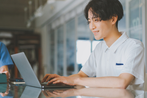 介護助手とは？未経験者でも分かる3つの主要業務と必要スキル