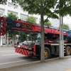 クレーン車と３種のバラ