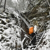 早春の加持ヶ峰遊山　冬の川