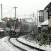 雪が降る中で特急うずしおを撮影