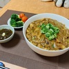 カレーうどんにもずく酢と、おにぎり握った朝ご飯