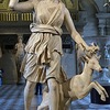 アルテミス（１）   狩猟用の弓と矢筒を持った若い女神として描かれ，多くの人を引きつけずには置かない存在．しかし，ギリシャ神話を読み進めるにつれ，この女神の残忍さ，執念深さも見えてきます．「ギリシャの宗教において，野生動物，狩猟，植生，貞節，出産の女神であり，ローマ人はディアナ（ダイアナ）と同一視」「結婚するまでの女児の保護者でもありました」「またこの女神は執念深く，犠牲者は多い．母親レトを侮辱したニオベに対しては，その娘たちを殺戮(さつりく)することで報い---」