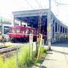 逆光でも撮った瓦町駅近くで休む追憶の赤い電車