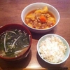 天気がわるいのに、どこへいっても人ばかり