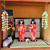 飾り棚の折り紙と、お人形さん。
