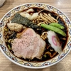 【今週のラーメン５０４６】くじら食堂 nonowa東小金井店（東京・東小金井）ブラックワンタンメン ＋ 生卵　〜これも看板商品！パンチの中に優しさ染み入るブラック醤油！