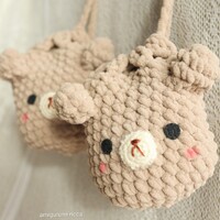 ふわモコなモール毛糸で編んだ「くまさん巾着」