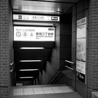 仄暗い街の底、新宿センター街を探検です！