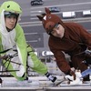 日本・東京：清掃員が蛇と馬のマスコット衣装を着用　午年の到来迎え－新華網 