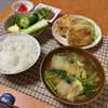 コロッケ、白菜とほうれん草の味噌汁、野菜多めの朝ご飯