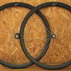 リム高３８mmリム幅２３mmのカーボンチューブラーリムで手組みホイール