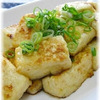 豆腐ステーキ風バター醤油焼き レシピ・作り方  こんがり焼いた豆腐に、バターと醤油の風味が食欲を