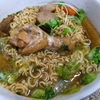 【今日の食卓】麺はインスタントだがスープはクィッティオ（米粉麺）用を自作。シーユーダム（濃い甘口醤油）、ナムプラー、酢など使用。甘く日本のラーメンでは皆無の味。骨付き鶏と豚の脂身もコクが出てメッチャ美味。 Instant noodle with self-made soup from See Ew Dam. Aroi. #タイ料理　#ラーメン