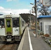 脇ノ沢駅舎とJR大船渡線ワンマンカー