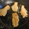 エノキに片栗粉をまぶして焼く料理②　ショウガ編　　& ナンテンが紅葉