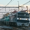 夕陽に向かって走る8883レ貨物列車