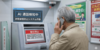 2026年1月以降「ゆうちょ銀行ATM」利用中に携帯通話をAIが検知すると取引を中止する場合があるらしい！！