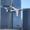オーストラリア空軍の輸送機がビルの間を低空飛行、コックピットの映像も公開