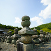 晩夏の空を頂く石塔