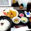 ほんゆう（リカー＆フーズ　ほんま商店）のミックスフライ定食