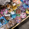 昔ながらの駄菓子屋はショッピングセンターの中にあるお店と違って雑多