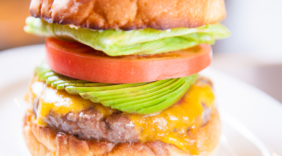 グルメバーガーマニアたちも絶賛する「美しすぎるアボカドチーズバーガー」とは