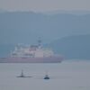 　海辺の風景・砕氷船しらせ