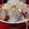 ラーメン二郎 上野毛店 - 夏季休業明け、しょっぱなから活きの良い「神」野毛。アブラは見た目からして、雑味のなさそうな混じりっけのない潤い成分100%なフルフル感。ヤサイの鮮度も良好で最高の前菜。カタカタ麺は気持ちもっちり寄り。豚は3.5枚くらいとゴロゴロ。どれもしっかりホクォホクォ。これが食べたかった。