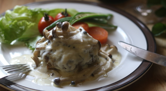 そろそろ秋なので、濃厚きのこチーズソースでいただくハンバーグのレシピ