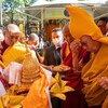 スリランカ仏教徒の代表団は、インドのダラムサラにあるダライ・ラマ法王の自宅で仏陀の遺物を贈呈し、シルクのスカーフや花を持って通りに並んだ数百人のチベット人がこれを祝った。