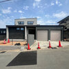 坂道に建つ家