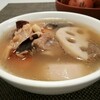 干し蛸、黒目豆、蓮根、豚スペアリブのスープ