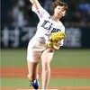 稲村亜美、始球式を陽岱鋼に打ち返される。